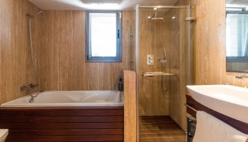 Resa estates Ibiza penthouse 3 bedrooms for sale 2021 real estate views sea Botafoch bathroom 3.jpg